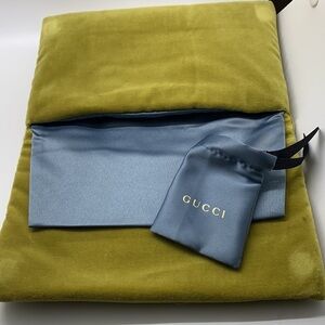 Authentic  Gucci pouch​